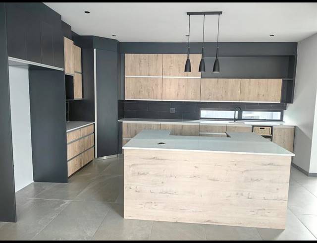 4 BEDROOM HOUSE FOR SALE IN MIDSTREAM HEIGHTS